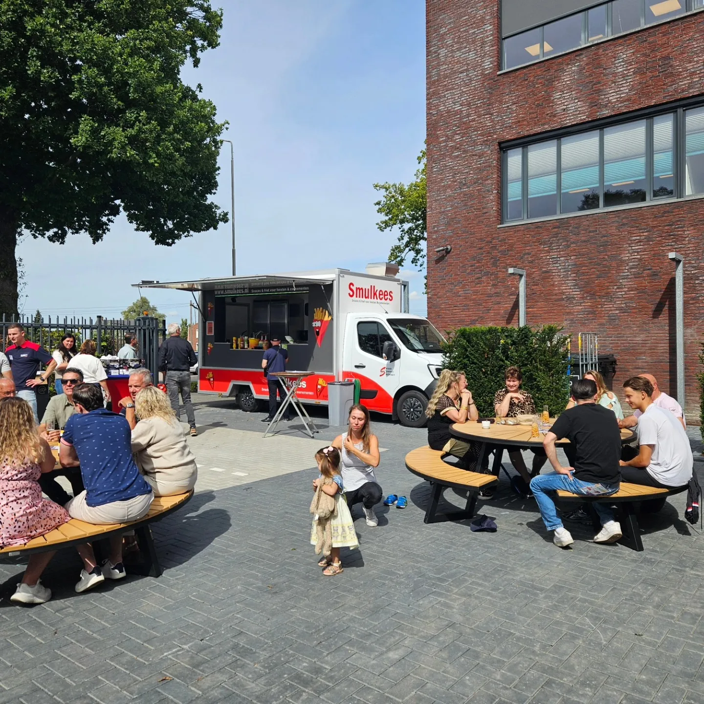 Smulkees frietwagen met gasten op een evenement
