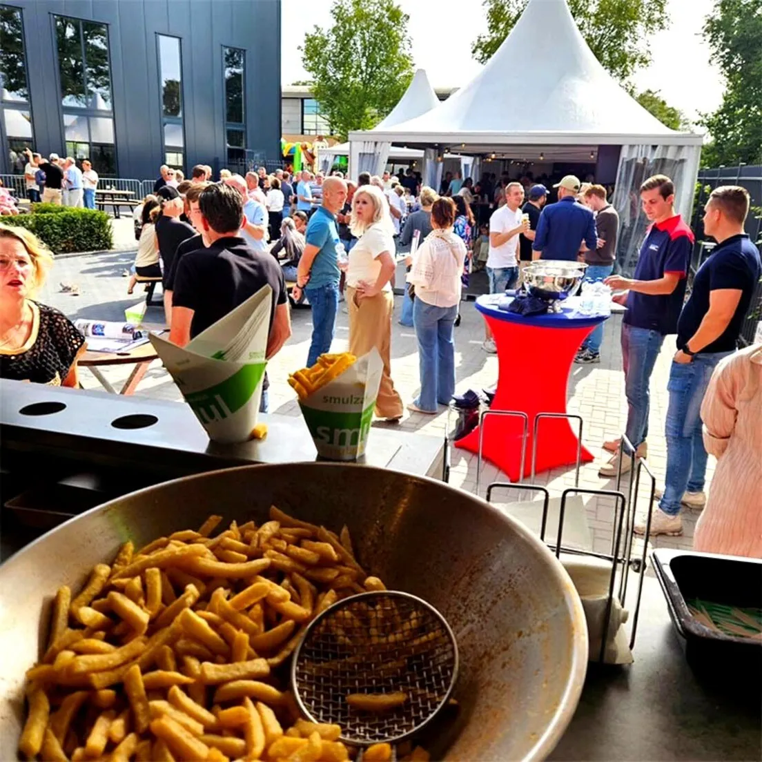 Smulkees frietwagen in actie tijdens een evenement met gasten