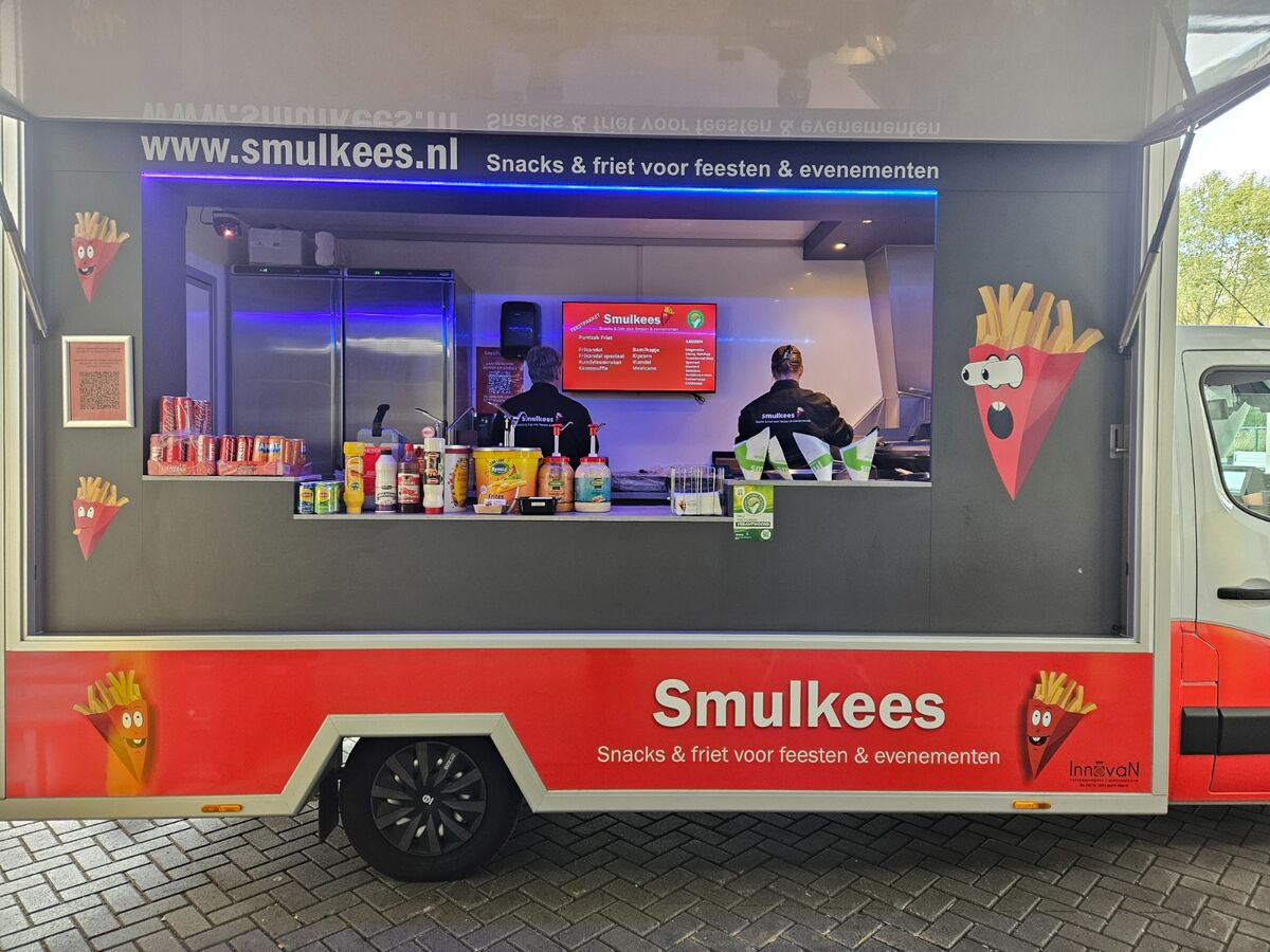 Smulkees frietwagen geopend met menubord en sauzen