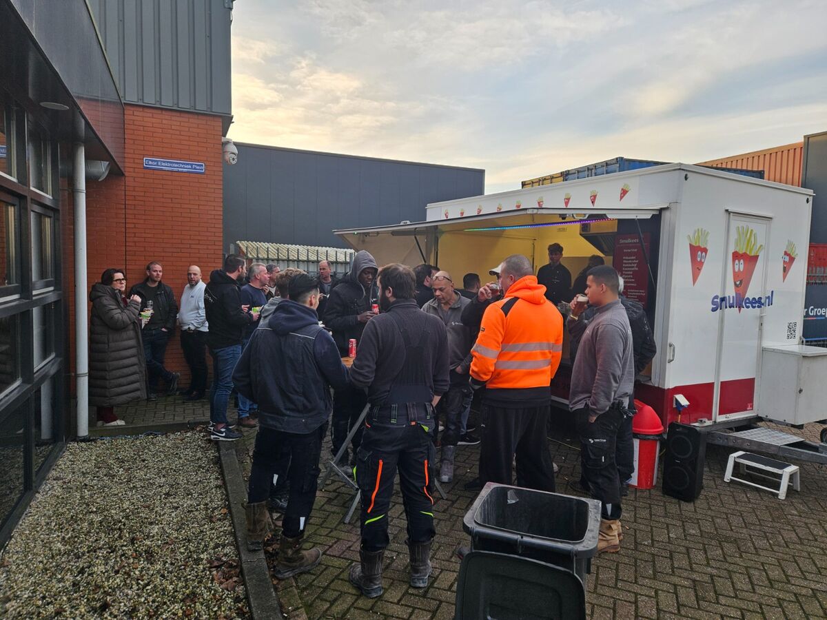 Drukke borrel bij Smulkees frietwagen op een bedrijventerrein