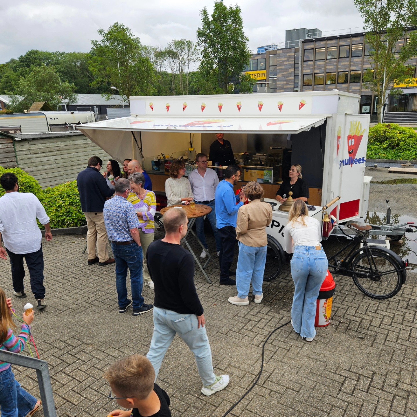 Borrel bij een kantoor met de Smulkees frietwagen
