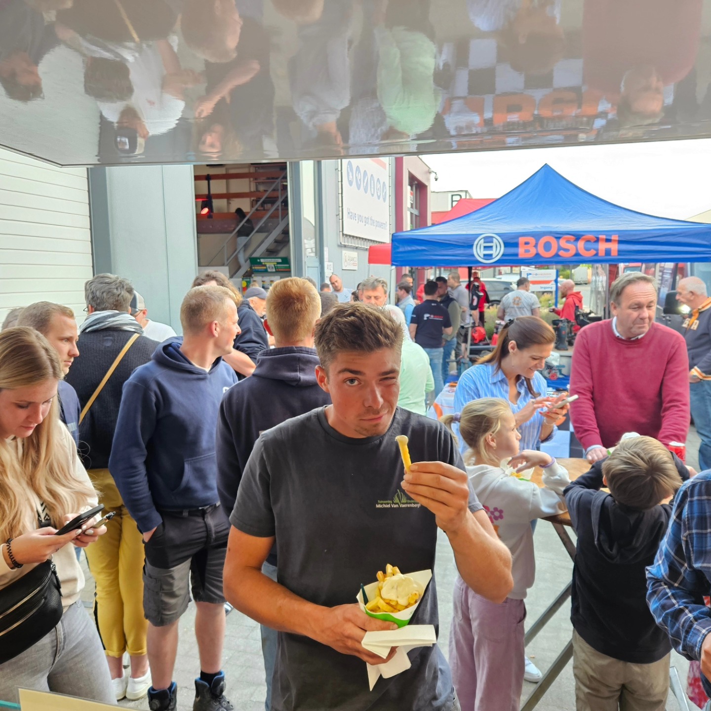 Bezoeker geniet van een puntzak friet op een Bosch event