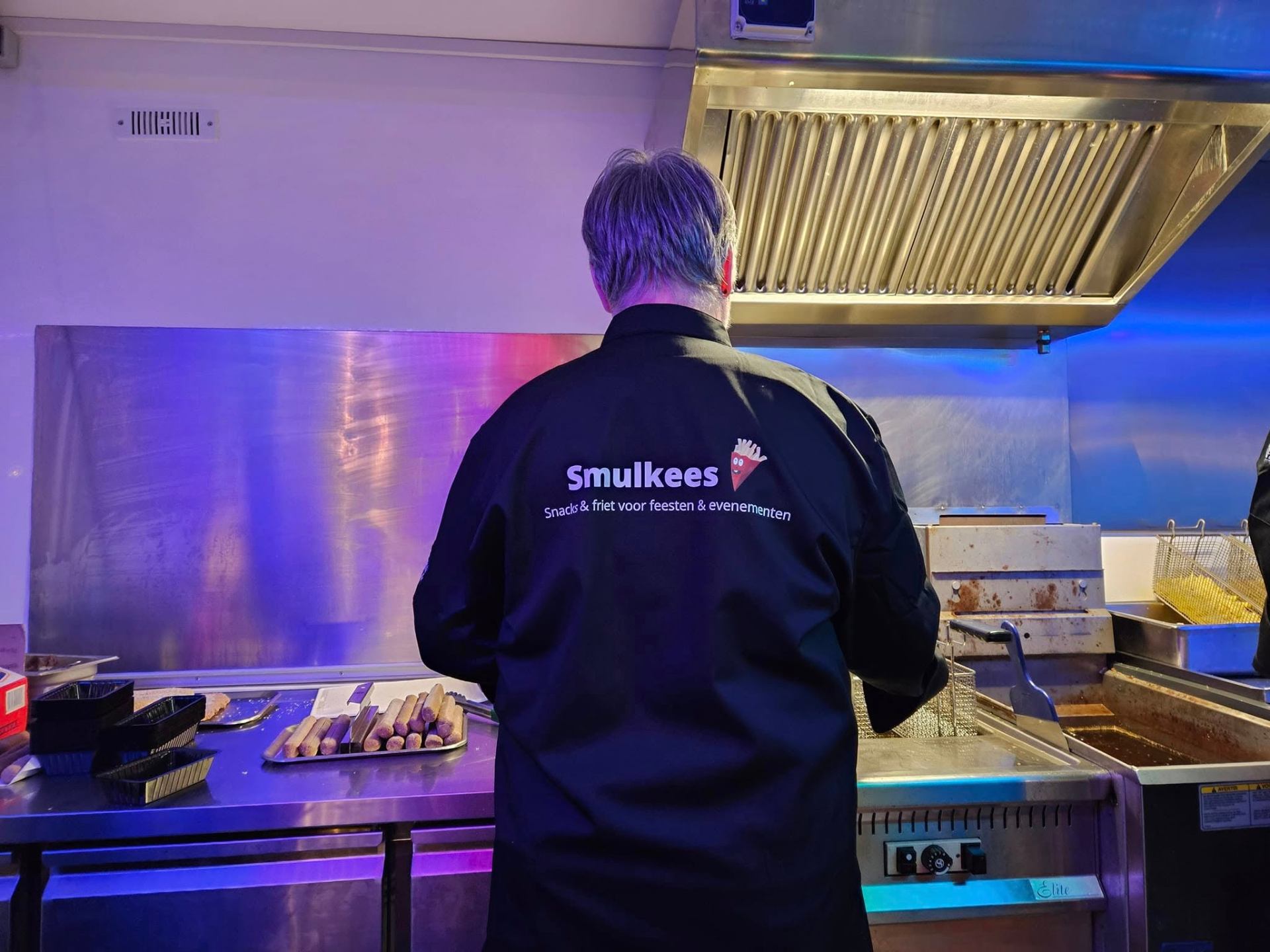 Smulkees medewerker in actie achter de fryer