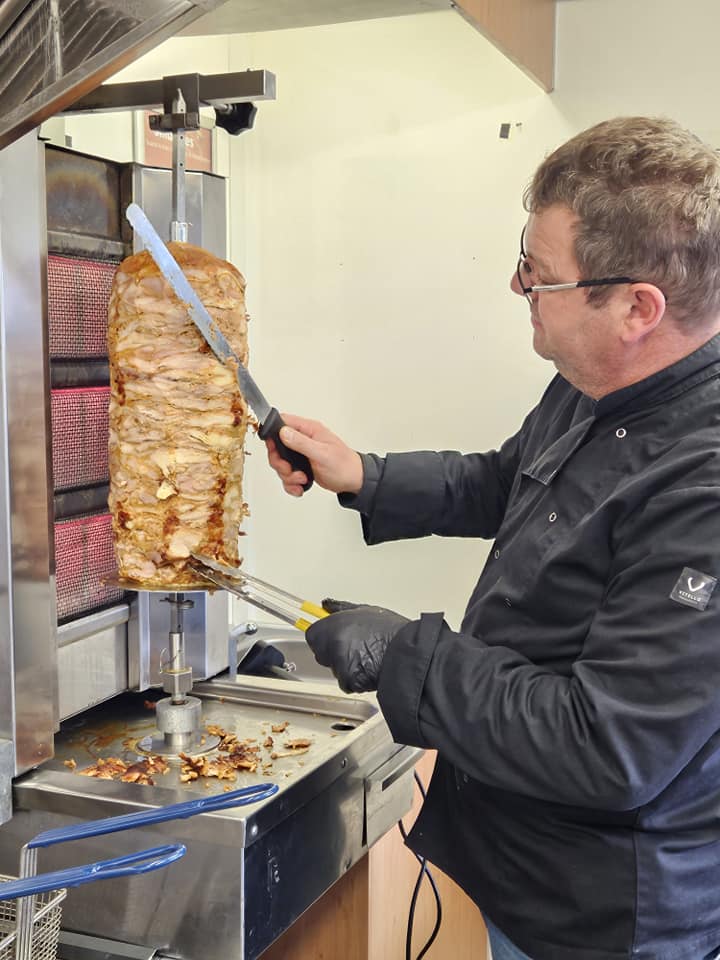 Smulkees medewerker snijdt verse shoarma