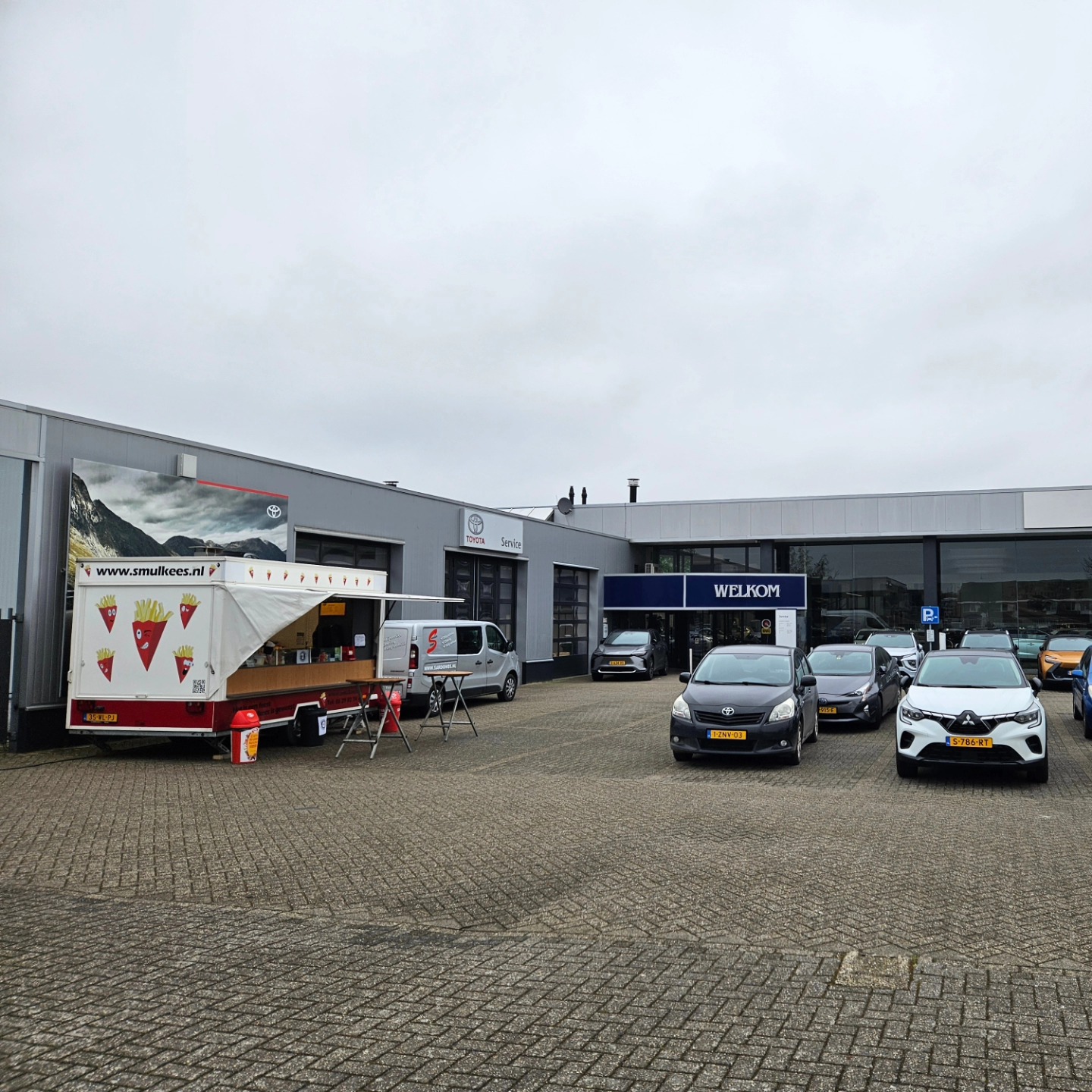 Smulkees frietwagen bij Toyota dealer