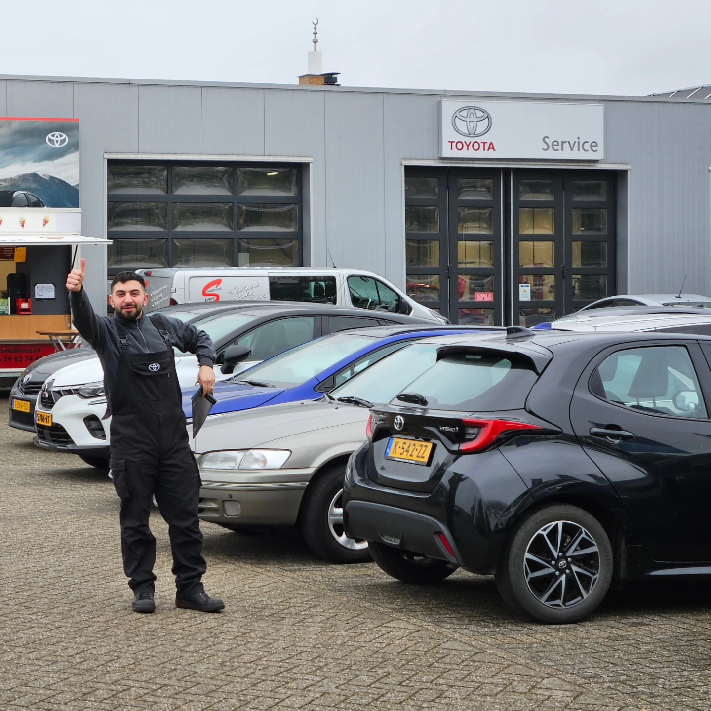 Tevreden Toyota monteur met duim omhoog bij Smulkees